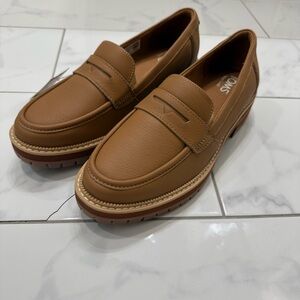 New TOMS Women Cara Tan Leather Loafers Size 9.5 - Comfortable & Stylish